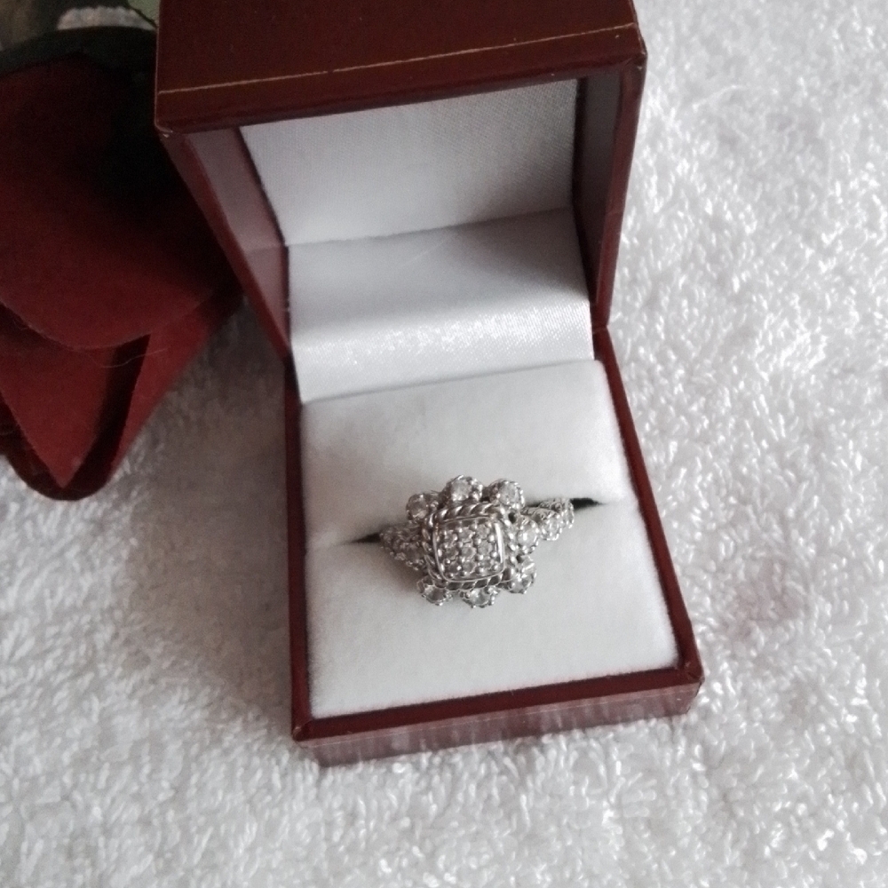 Elegant Silver Ring. SIZE 8